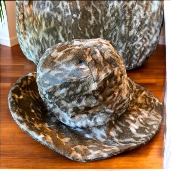 VINTAGE Mr. John Faux Fur Hat & Purse Set – Audrey Hepburn Vibes! - Picture 4 of 15